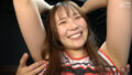 脇＆乳首を男性スタッフにくすぐられるチアガール美女！