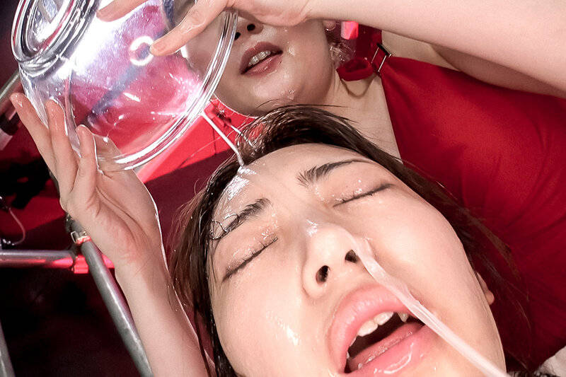 白濁濃痰顔面舐めレズ