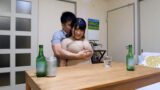 デカ乳が服の上からでもクッキリ目立つ居酒屋店員さん